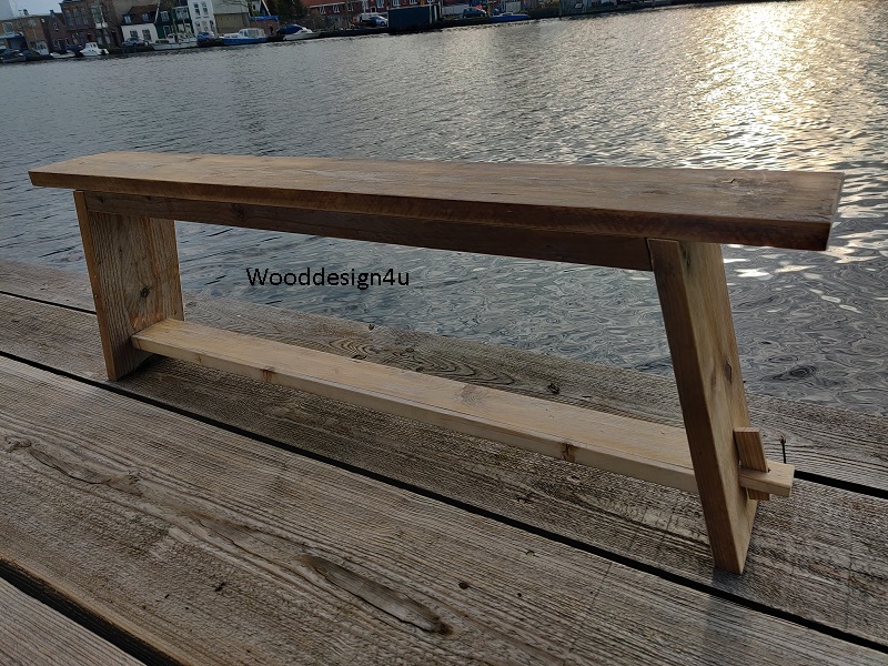 houten bankje van barnwood, sloophout of steigerhout.