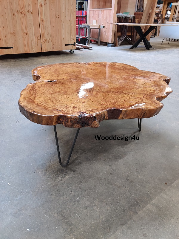 boete vruchten surfen Esdoorn boomstam salontafel in epoxy.