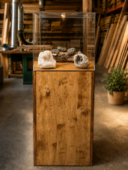 Handgemaakte vitrinesokkel met plexiglazen vitrine
