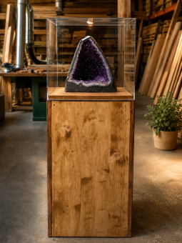 Handgemaakte vitrinesokkel met plexiglazen vitrine
