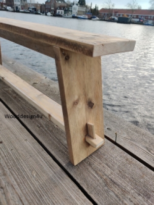 houten bankje van barnwood, sloophout of steigerhout.