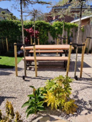 Garden set of steel and tree trunk leaf