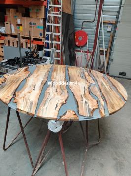 Round epoxy table