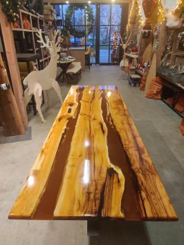 Taxushouten tafel met epoxy resin.