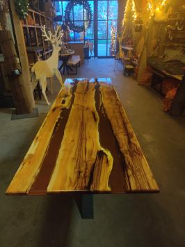 Taxushouten tafel met epoxy resin.